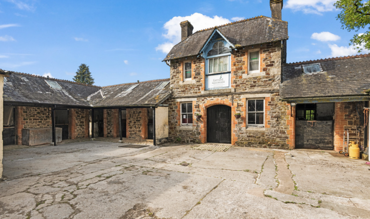Fancy a project? Don’t miss this property with 12 stables, 14 acres