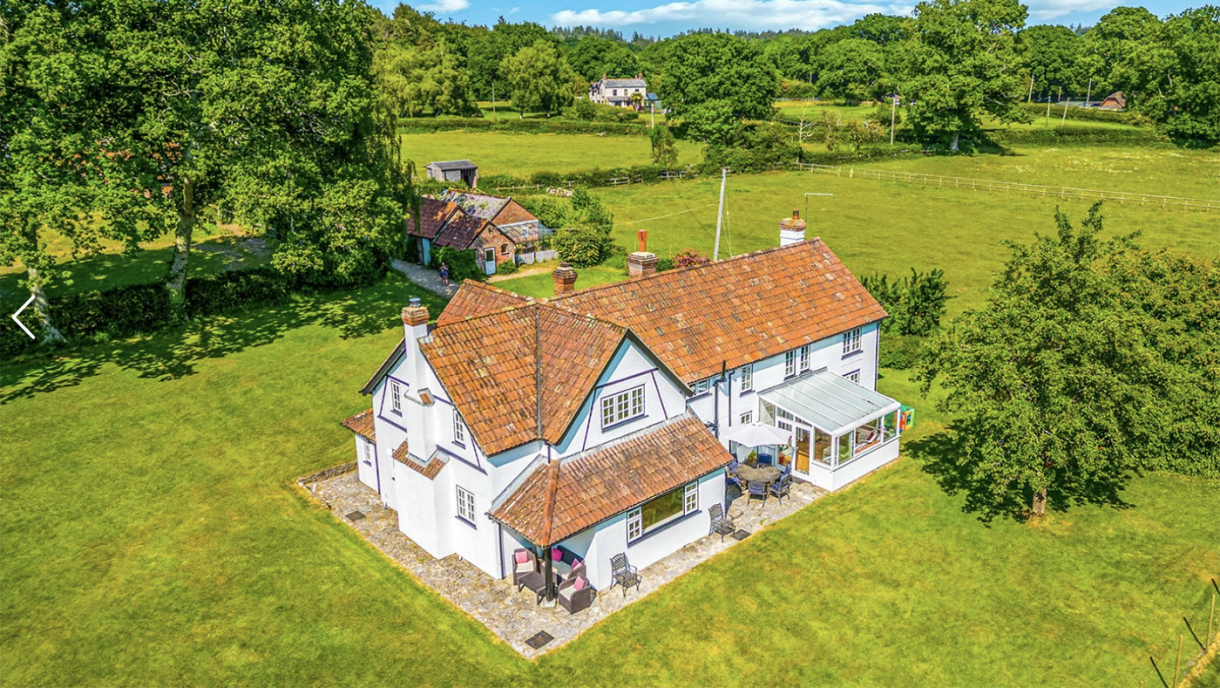 A dreamy farmhouse with six stables, pretty gardens and direct access