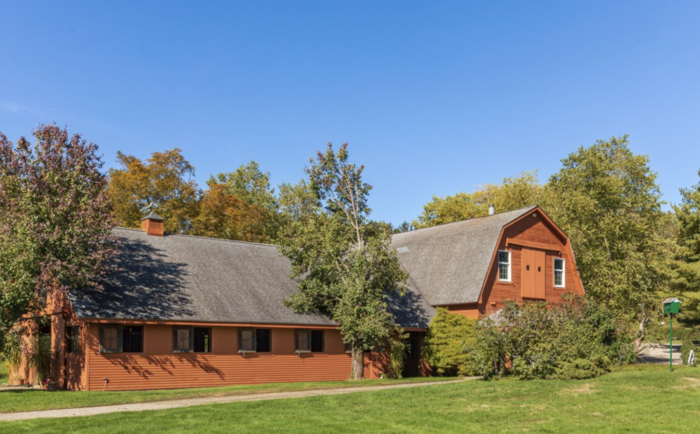 A 206-acre property with 10 stables, cross-country course and extra A 206-acre property with 10 stables, cross-country course and extra