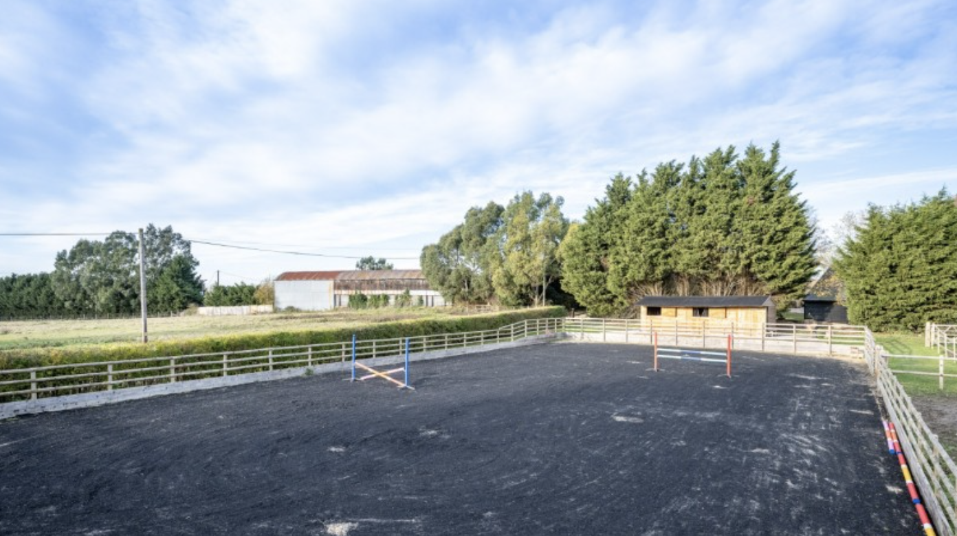 A well-located horsey home with arena, stables, swimming pool, tennis court and more... 