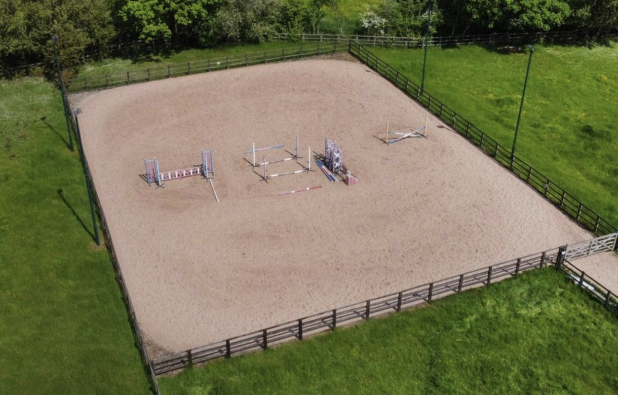 A 4bed home complete with an arena, stables, grazing, hot tub and more