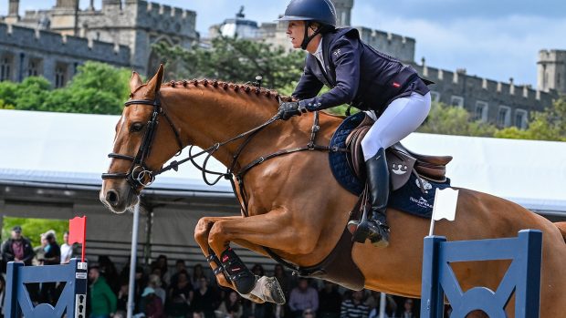 Calgary Tame wins the Manama Rose Stakes at Royal Windsor for Laura Kraut while wearing unusual stick on aluminium shoes