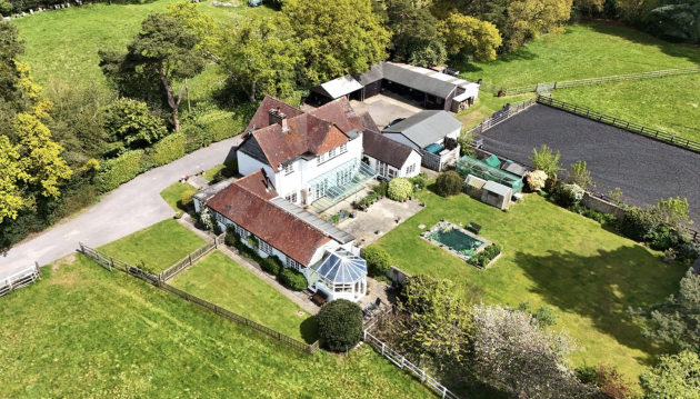 A circle of relatives house in an enviable location, whole with stables, area and grazing