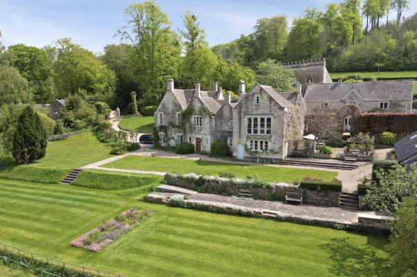 A historical nation house in an enviable location with over 15 acres and 12 stables