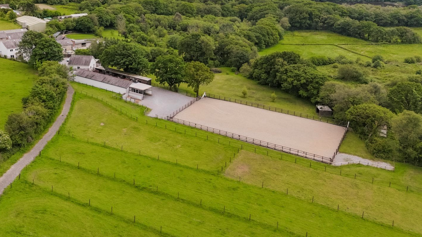 Cut price horsey house with just about 7 acres and a school- Horse & Hound