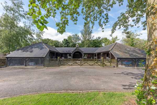 An actual stunner: a phenomenal house whole with indoor and out of doors arenas, 21 stables, 30 acres and extra