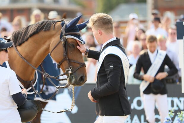 Harry Charles takes a moment to thank the brilliant Sherlock after winning the LGCT of London grand prix.