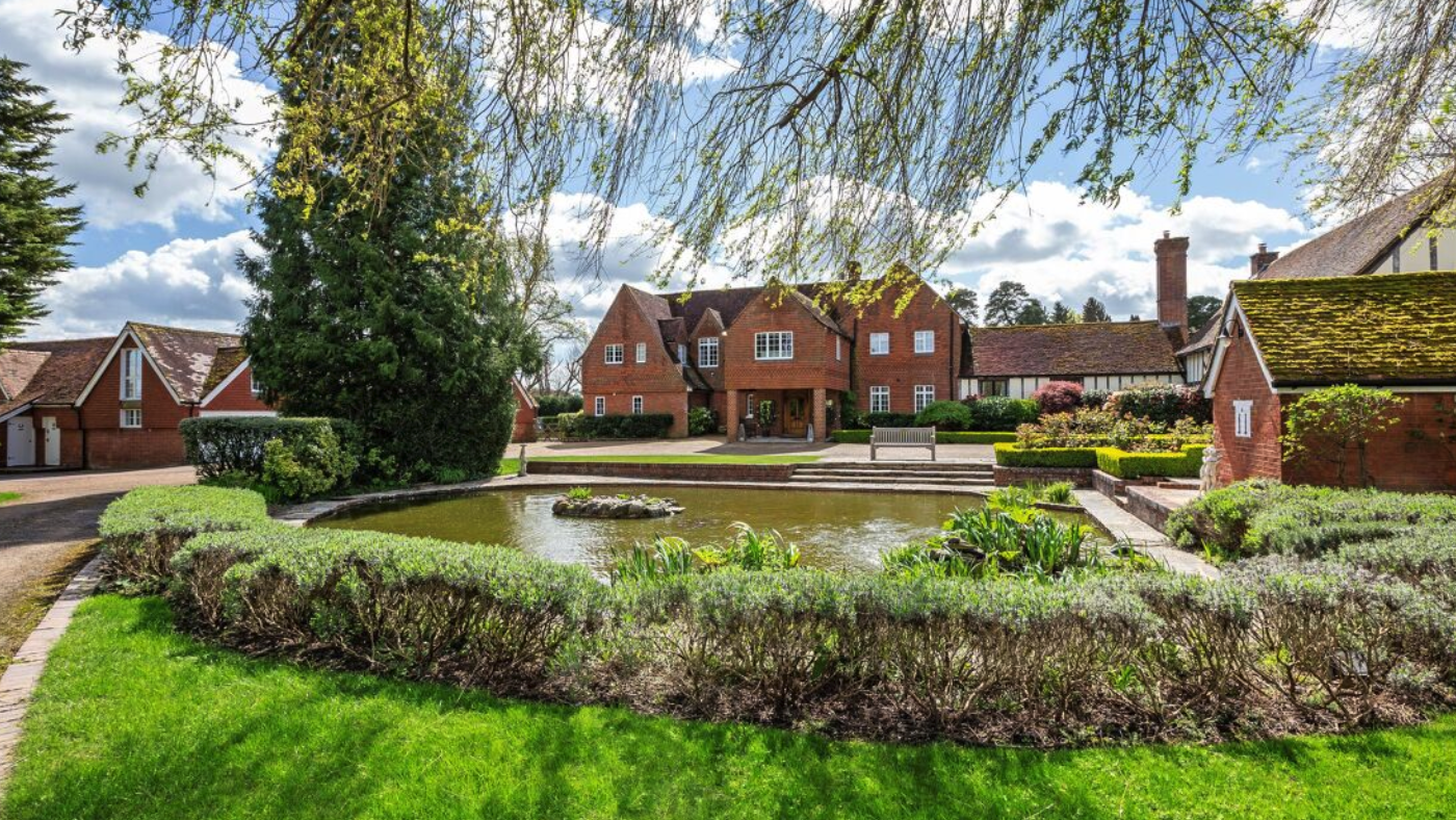 Natural luxurious! Birthday party pad with pool, bar, stables and extra Horse & Hound