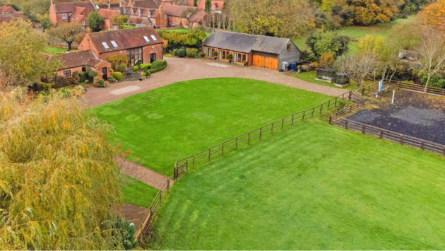 Horsey house with two acres, stables and a faculty
