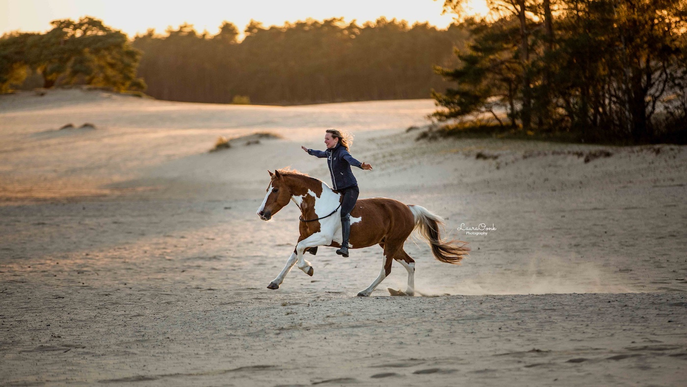 Yvet Blokesch demonstrates riding a horse at liberty on a beach