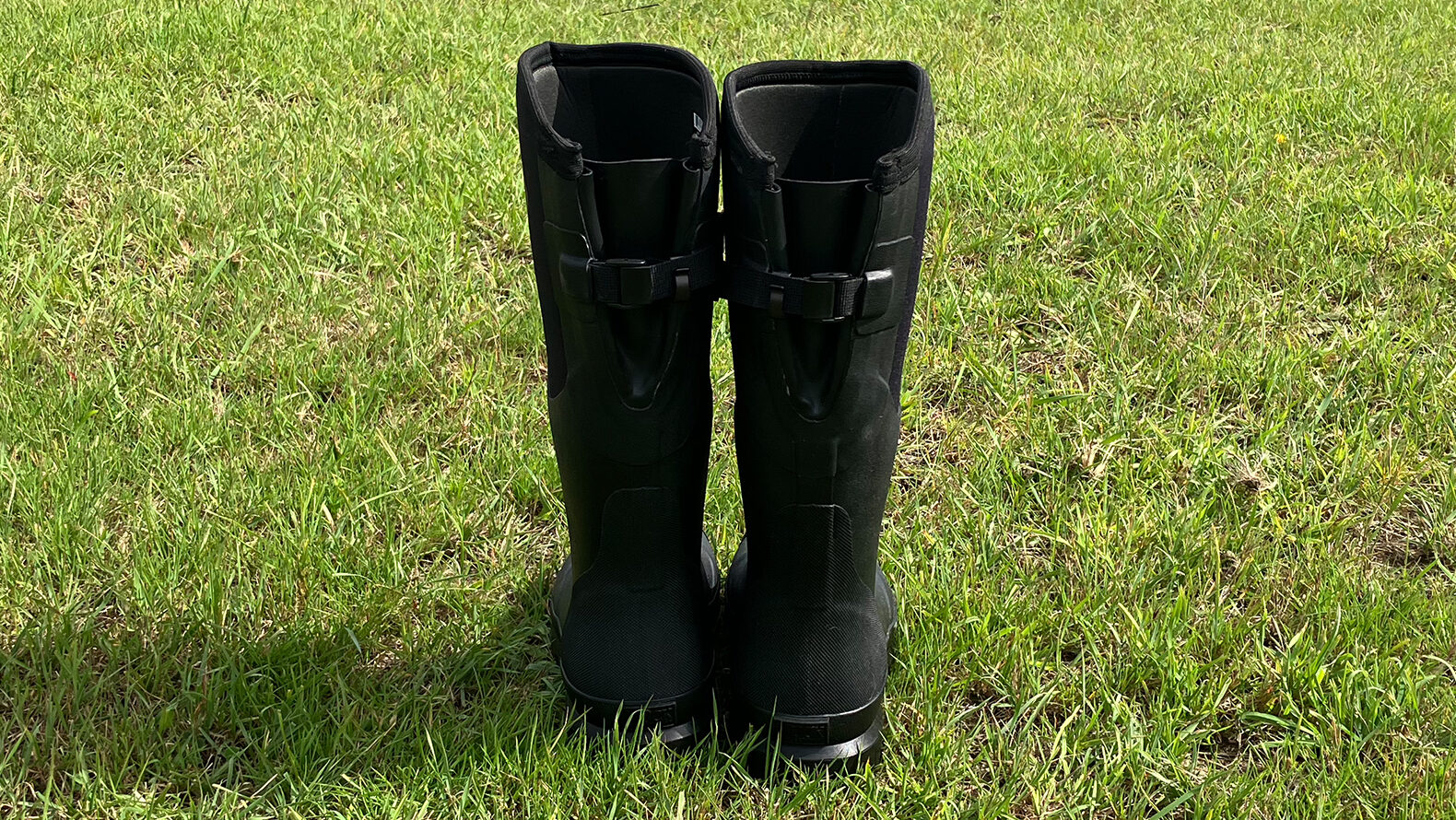 Close up showing adjustable gusset at the back of the Muck Boot Chore Adjustable Boots