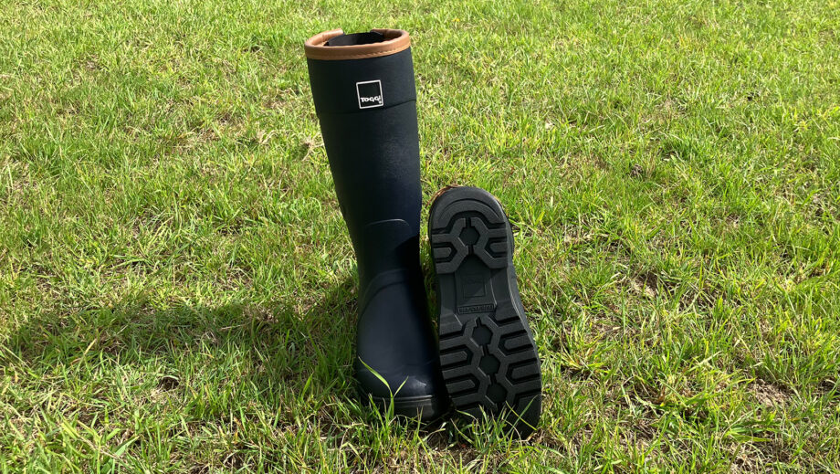Toggi Barnsdale Wellington Boots front view with one shoeing footbed