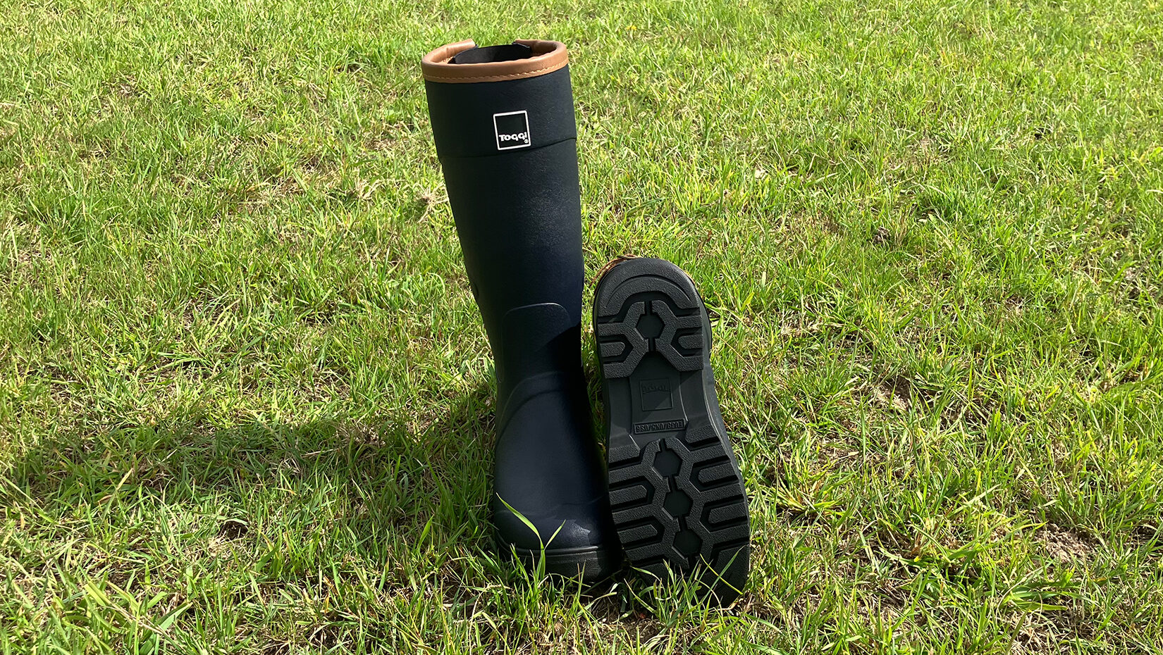 Toggi Barnsdale Wellington Boots front view with one shoeing footbed