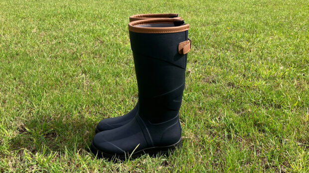 Side view of the Toggi Barnsdale Wellington Boots in a field