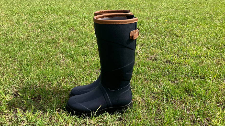 Side view of the Toggi Barnsdale Wellington Boots in a field