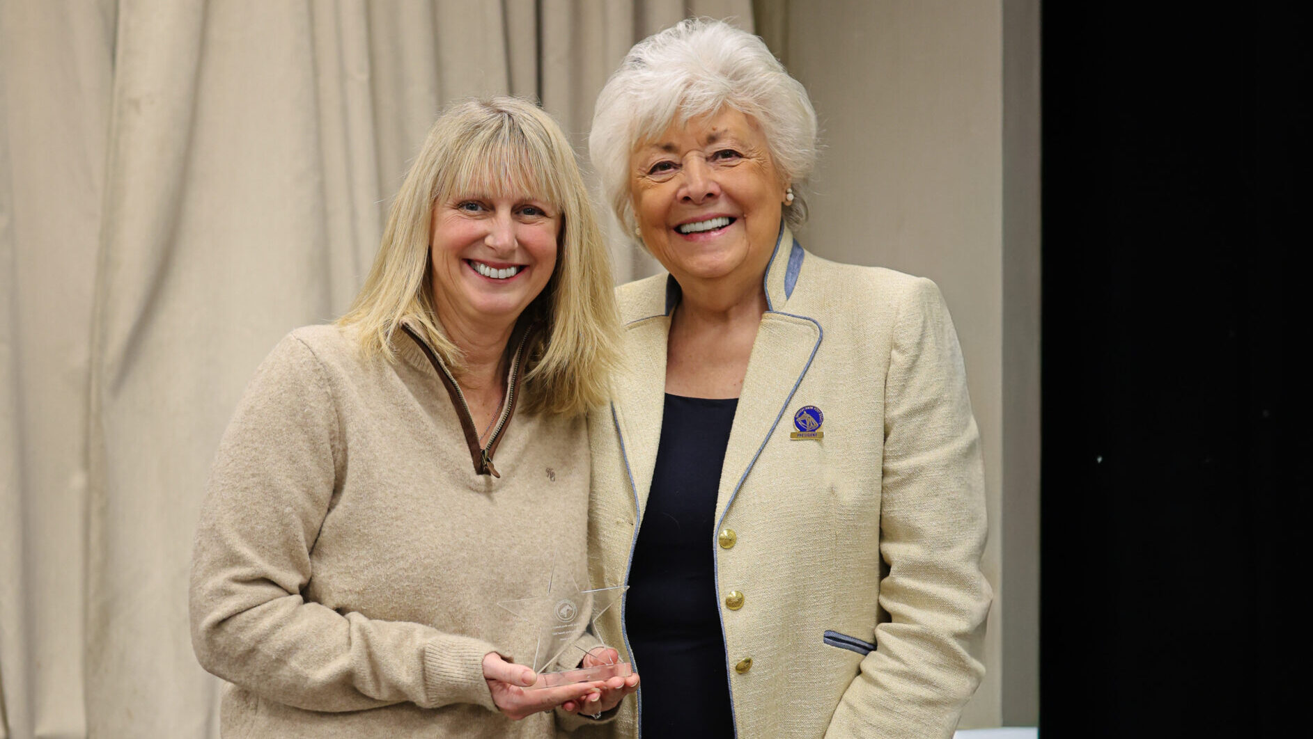 Woodviw Ianthe's BSPS award is presented to Amy Binks by Pat Pattinson