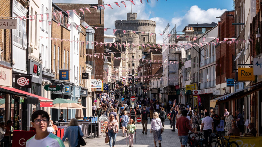 Hotels on Peascod Street in Windsor, looking up at Windsor Castle
