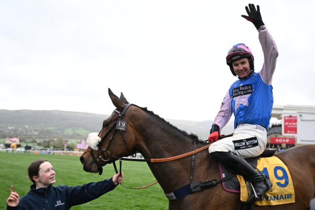 White Noise ridden by Tom Bellamy wins the first race for trainer Kim Bailey on Cheltenham day 3.