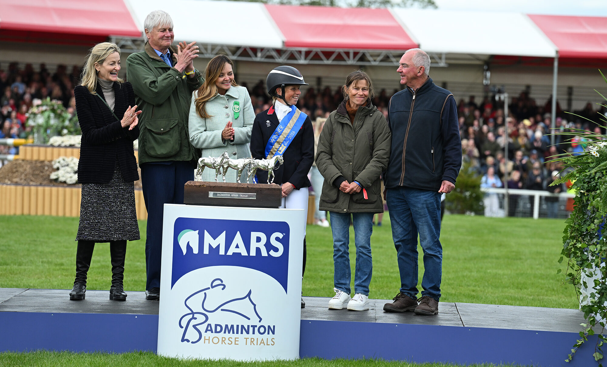 Lordships Graffalo’s owners Michele and Archie Saul (right) with Ros Canter, plus the Duke and Duchess of Beaufort and Bridgett McIntosh, director of Mars Equestrian. The Sauls are receiving a prize for their horse’s third Badminton win.