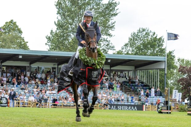 Robert Whitaker and Gentlemen VH Veldhof on their Hickstead lap of honour