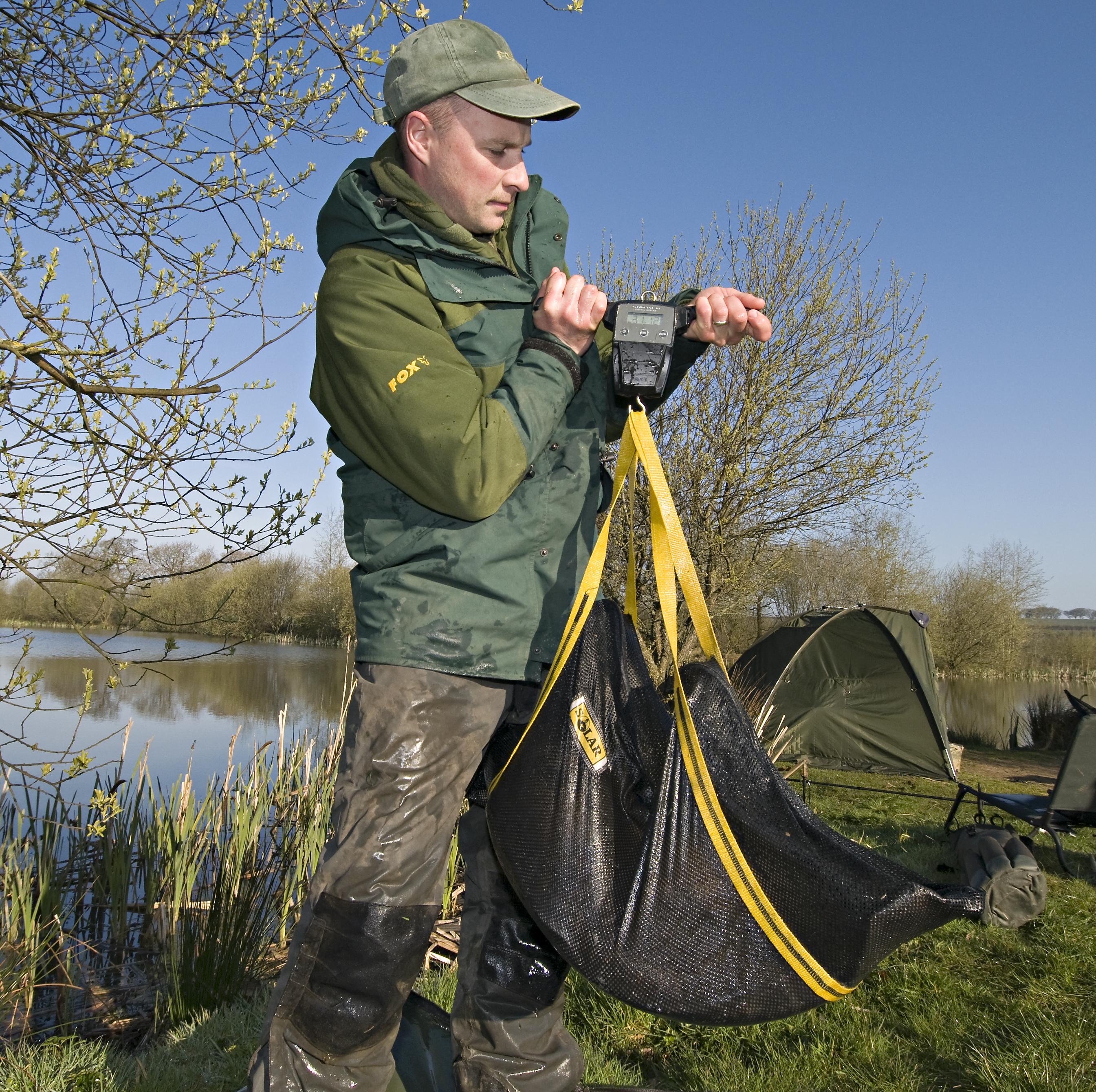 Colin Davidson, the popular Angler's Mail magazine carp guru, shows how it's done properly with a large catch. More than a few anglers, and you may know some, are not great at weighing fish... and I'm polite when I say that!