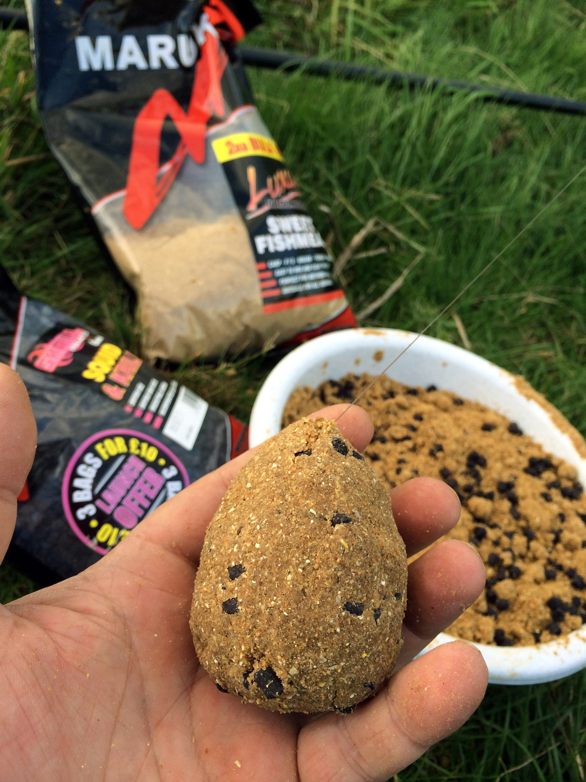 I mix Sweet Fishmeal with some liquid krill and add just a few pellets - this heavy sticky mix will stay wrapped around my lead for at least 40mins.