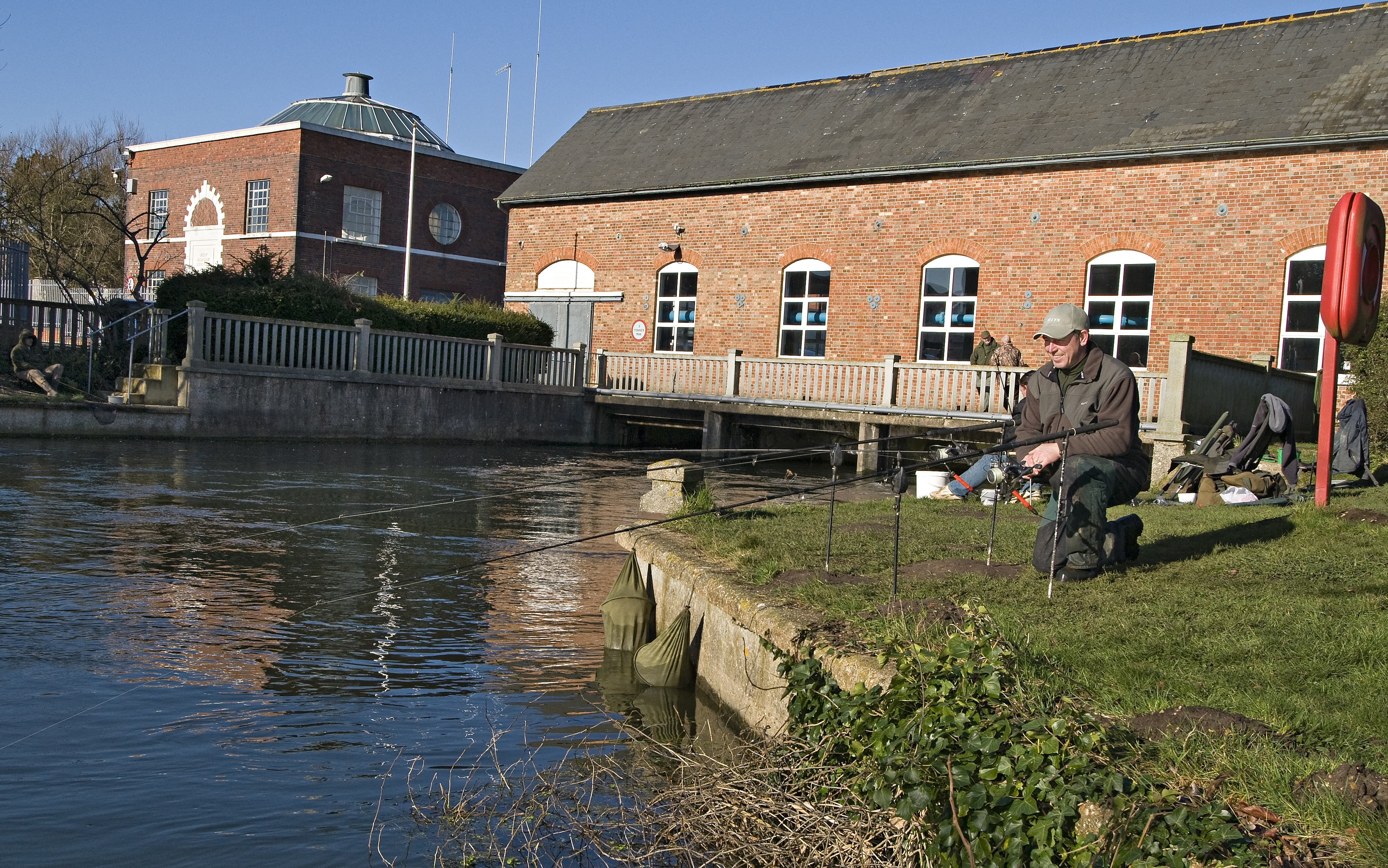 The Parlour Pool on the hampshire Avon's Royalty Fishery is one of Britain's most famous swims. The venue has umpteen different swim names... Railway Pool, Johnson's, Trammels, Mug's Hole, The Pipes... and endless list!