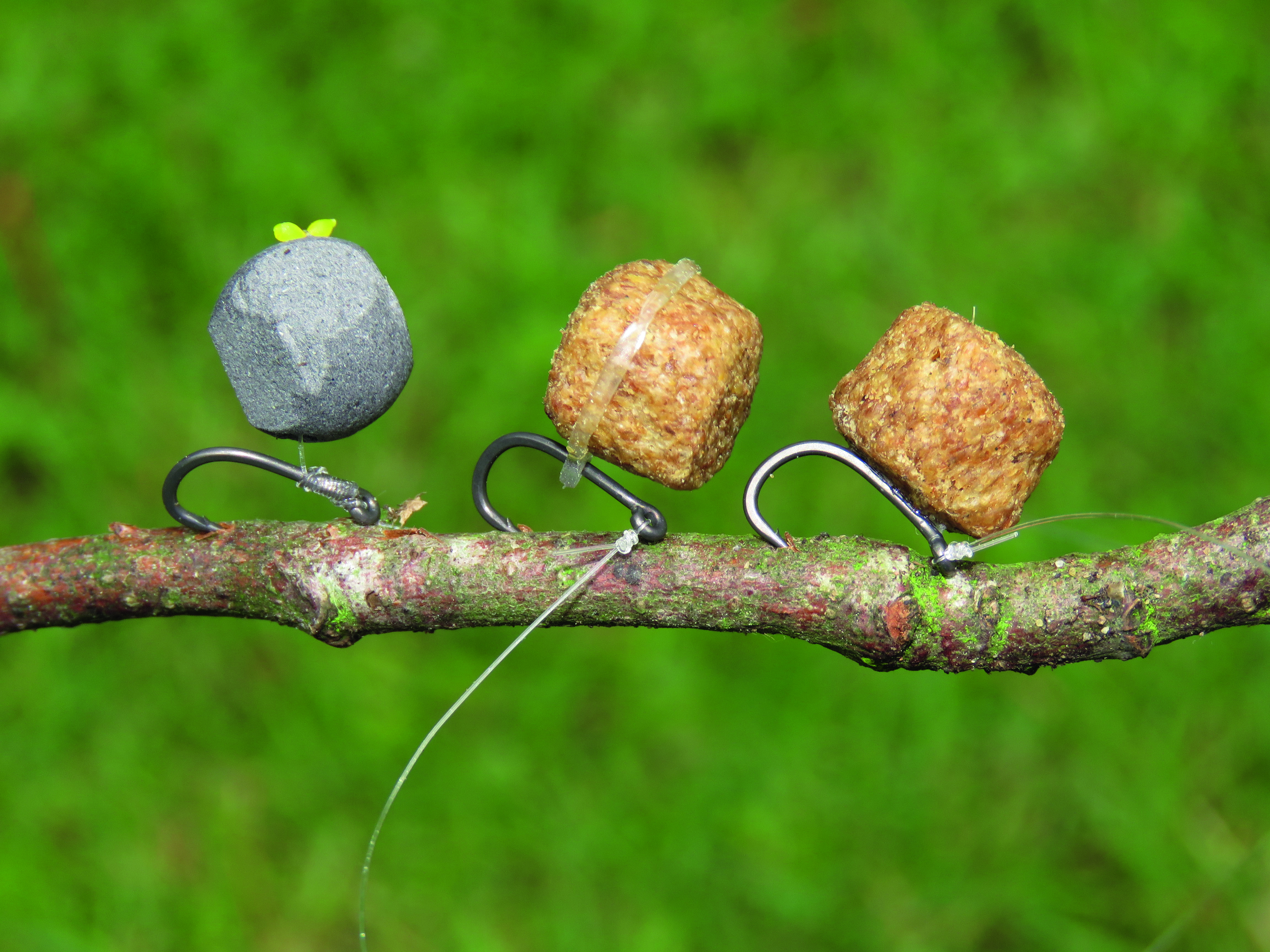I like to keep my floater set up quite simple. Although there are many ways of mounting the hook bait my favourites are a bait band for close range, a Superglued Mixer on the shank of the hook for longer range and a hair rigged cut down 12 mm pop up for a bag-up job