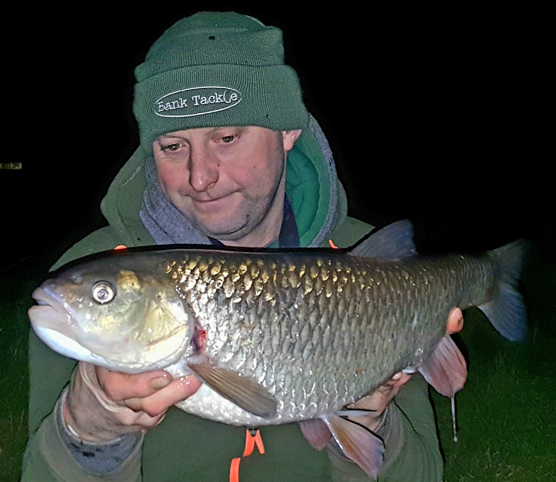 Winter chub and barbel munch maggots on icecold session