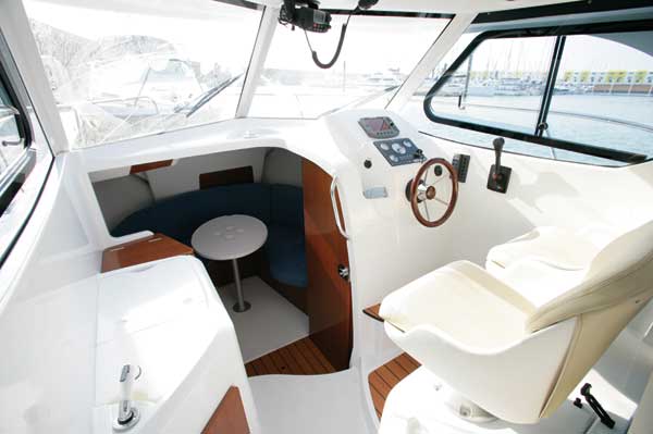 Beneteau Antares 7 | Boat reviews | Motor Boats Monthly |