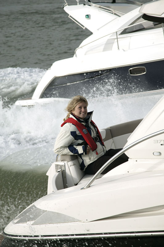 Monterey 375 | Reviews | Motor Boats Monthly |