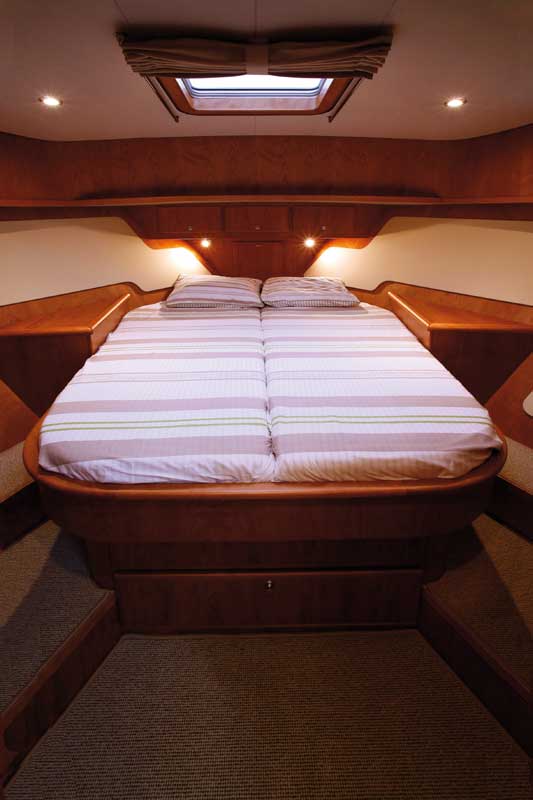 Forecabin | Jetten 37AC | Motorboat test gallery | Motor Boats Monthly |