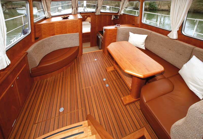 Saloon | Jetten 37AC | Motorboat test gallery | Motor Boats Monthly |