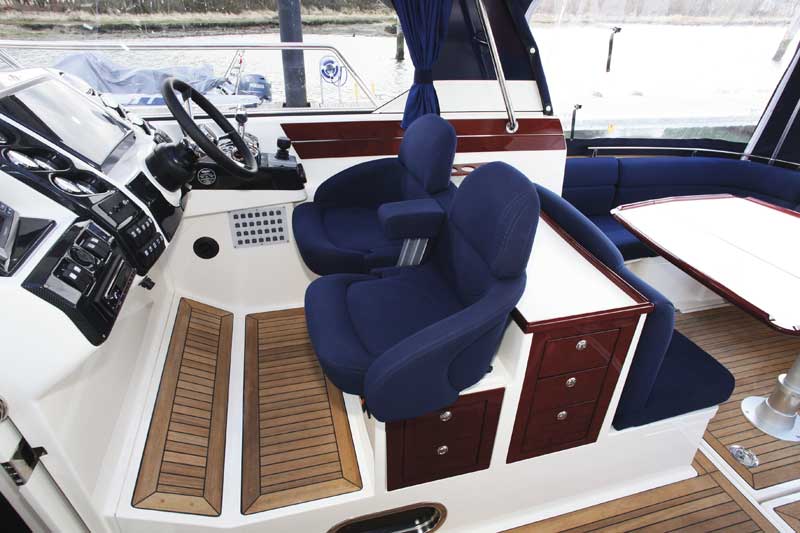 Aquador 33 HT | Boat test gallery | Motor Boats Monthly