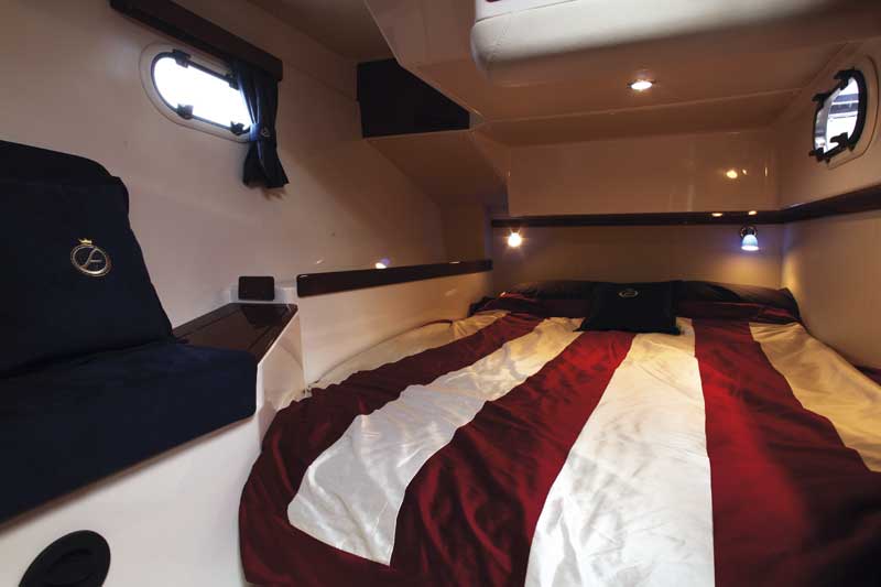 Aquador 33 HT | Boat test gallery | Motor Boats Monthly