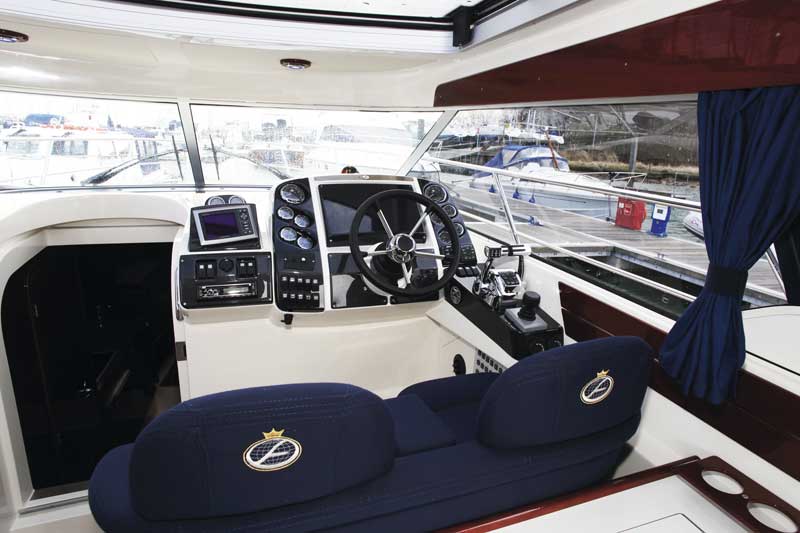 Aquador 33 HT | Boat test gallery | Motor Boats Monthly