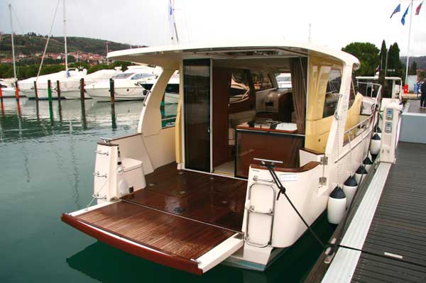 Stern | Greenline 33 | Reviews | Motor Boats Monthly |