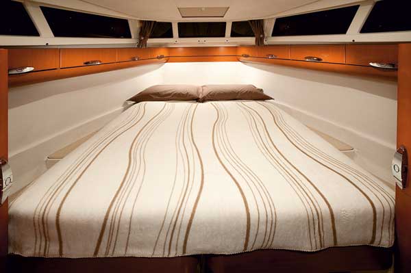 Greenline 33 cabin | Reviews | Motor Boats Monthly |