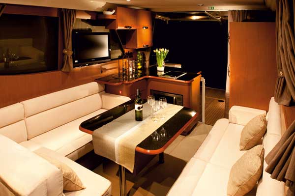 Greenline 33 saloon | Reviews | Motor Boats Monthly |