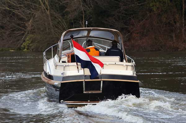 Intercruiser 28 | Reviews | Motor Boats Monthly |