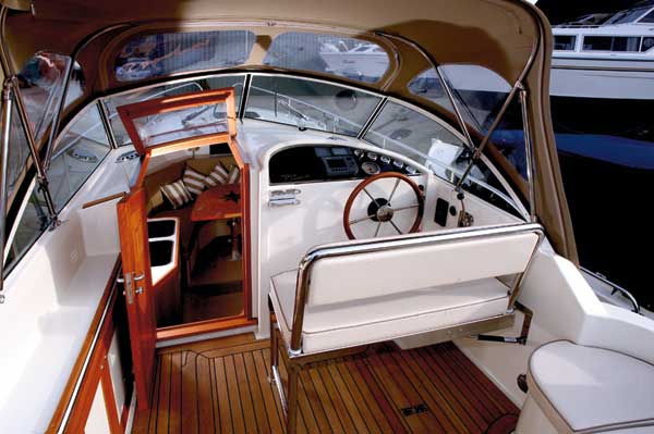 Intercruiser 28 | Reviews | Motor Boats Monthly |