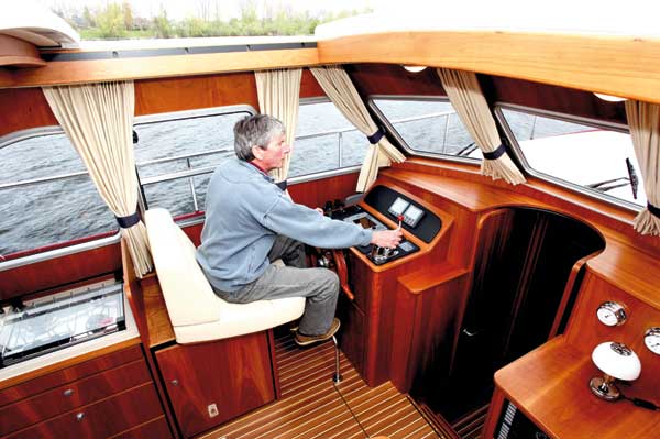 Linssen 29.9 Sedan Nordic | Reviews | Motor Boats Monthly |