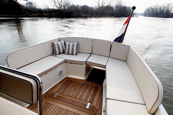 Intercruiser 28 | Reviews | Motor Boats Monthly |