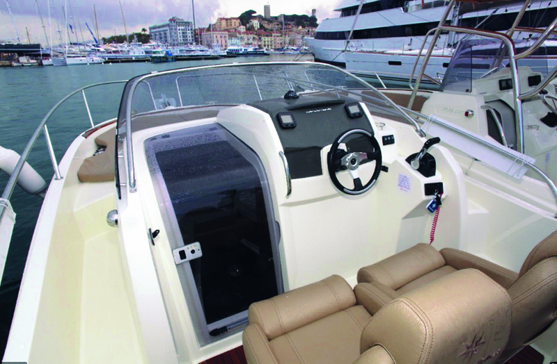 JEANNEAU 7.5 DC COCKPIT.jpg
