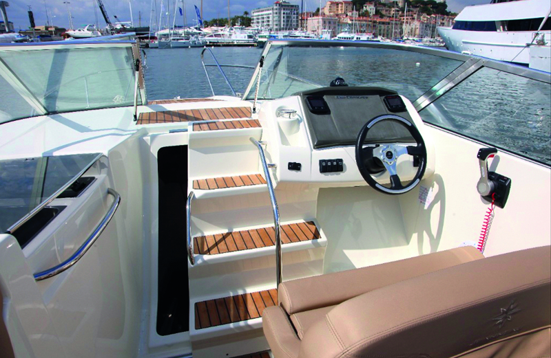 JEANNEAU 7.5 WA COCKPIT.jpg