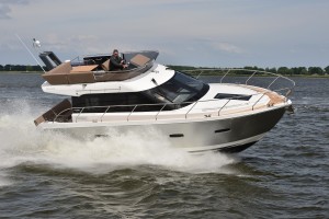 Sealine F380 on test