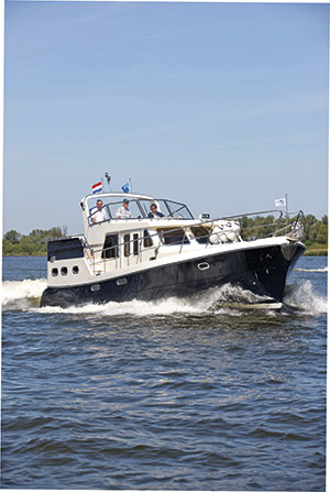 Rhein 42SE | Reviews | Motor Boats Monthly