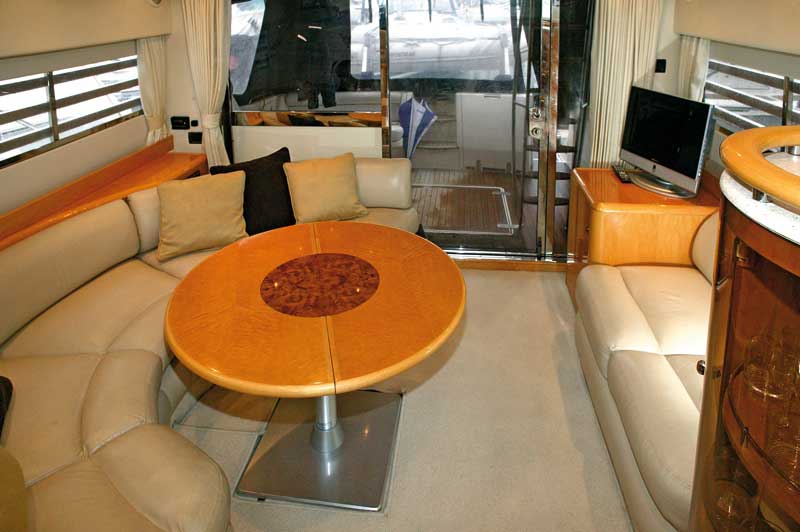 Fairline Squadron 43 | Reviews | Motor boats Monthly |