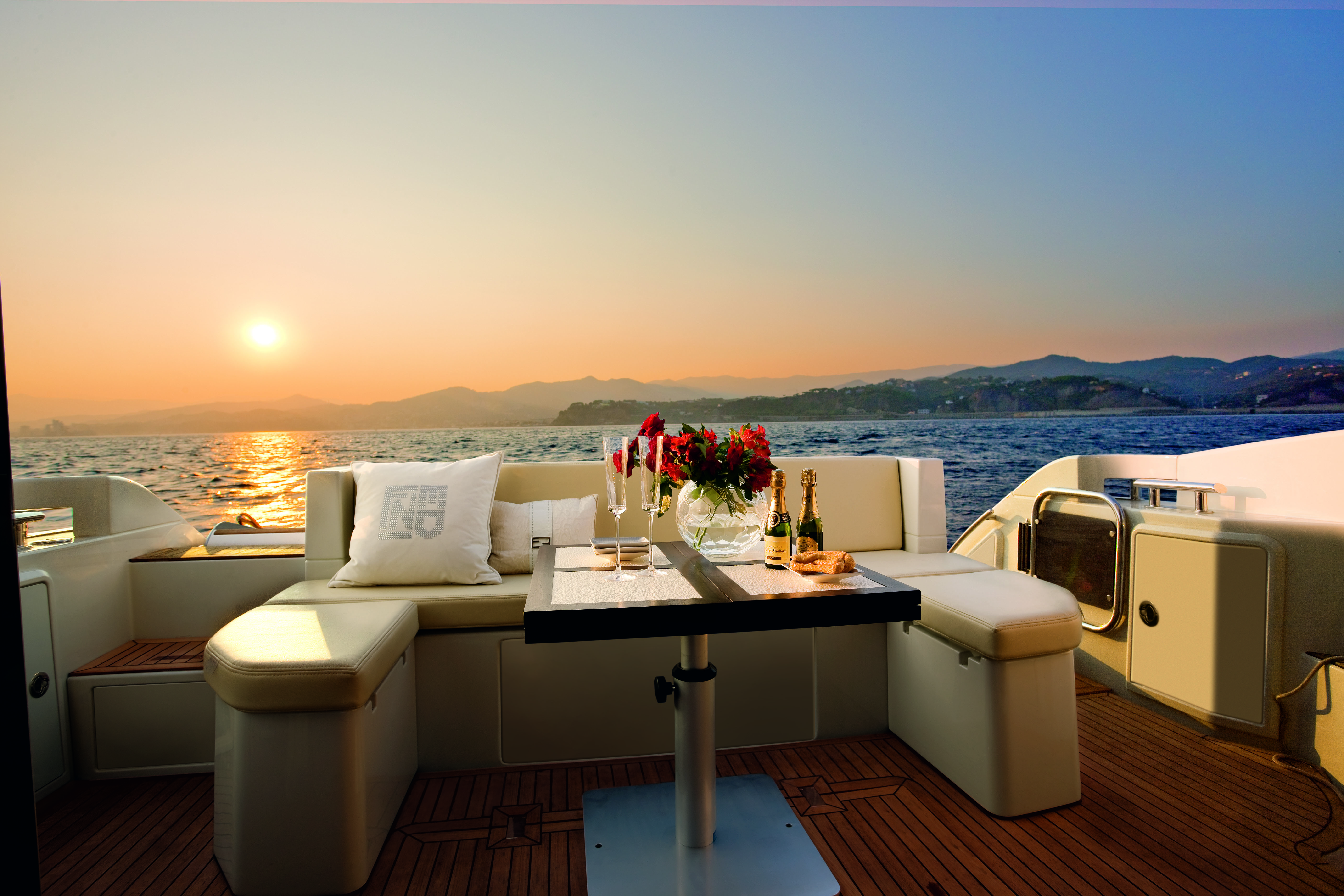 Azimut 40S cockpit
