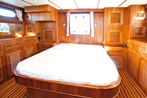 Rhein 42SE | Reviews | Motor Boats Monthly